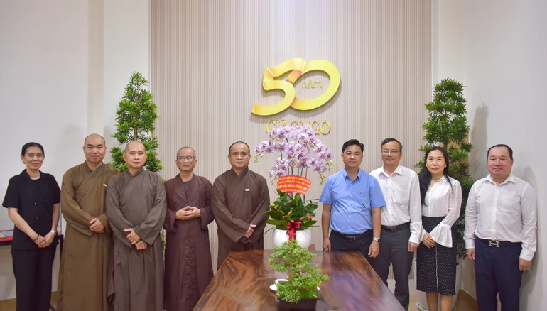 Ông Lê Văn Minh tặng hoa chúc mừng của Ban Tuyên giáo và Dân vận Thành ủy TP.HCM đến Thượng tọa Thích Tâm Hải nhân dịp Kỷ niệm 50 năm ngày Báo Giác Ngộ ra số đầu tiên (1-1-1976 – 1-1-2026) - Ảnh: Quảng Đạo/BGN