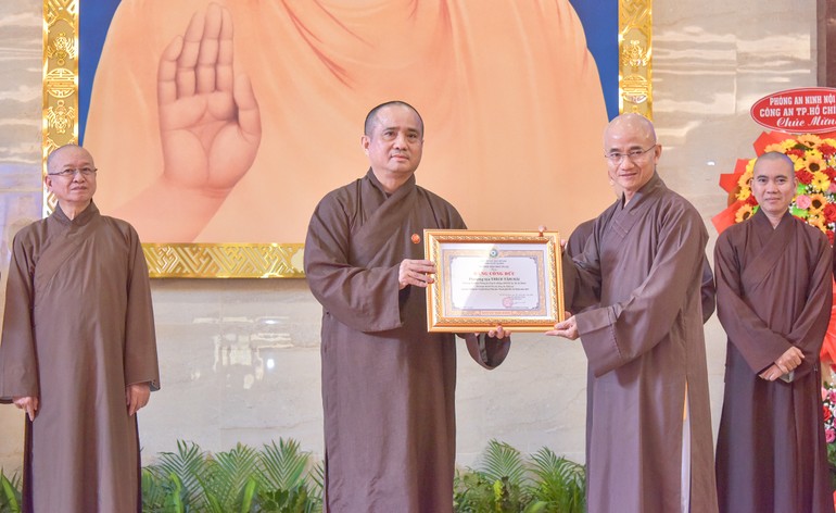 Thượng tọa Thích Tâm Hải nhận Bằng công đức của Ban Thường trực Ban Trị sự GHPGVN TP.HCM ghi nhận những đóng góp tích cực trong công tác thông tin - truyền thông Phật giáo TP.HCM năm 2025 - Ảnh: Quảng Đạo/BGN