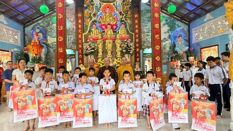 Chùa Kim Thiền tổng kết và trao học bổng đến các em học sinh nhân dịp cuối năm
