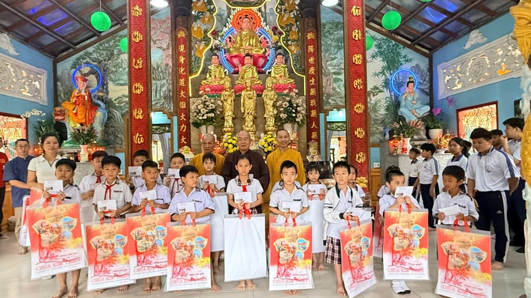 Chùa Kim Thiền tổng kết và trao học bổng đến các em học sinh nhân dịp cuối năm