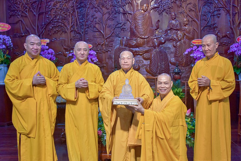 Hòa thượng Thích Thiện Nhơn cùng chư tôn đức trao quà chúc mừng đến Thượng tọa Thích Trí Chơn nhân Kỷ niệm 120 năm thành lập tu viện Khánh An - Ảnh: Quảng Đạo/BGN