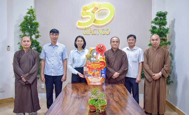 Thượng tá Phạm Thị Yến Bình, Phó Trưởng phòng An ninh nội địa - Công an TP.HCM thăm và chúc Tết đến tập thể Báo Giác Ngộ vào chiều 28-1 - Ảnh: Quảng Đạo/BGN