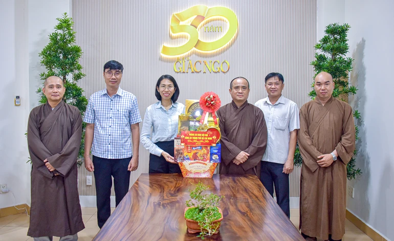 Thượng tá Phạm Thị Yến Bình, Phó Trưởng phòng An ninh nội địa - Công an TP.HCM thăm và chúc Tết đến tập thể Báo Giác Ngộ vào chiều 28-1 - Ảnh: Quảng Đạo/BGN