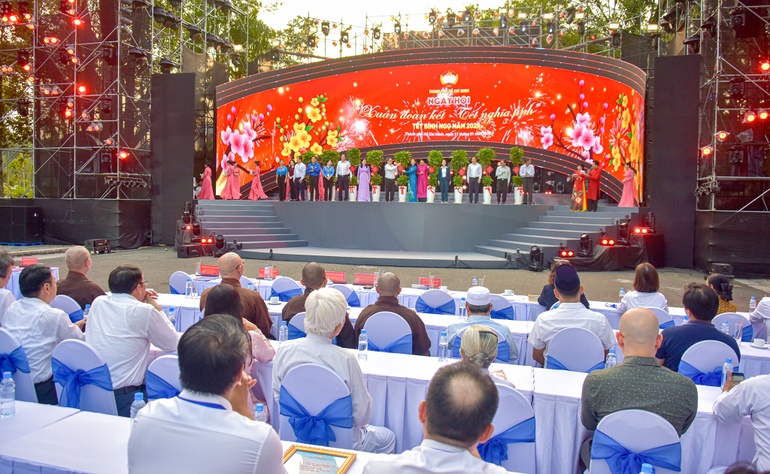 Khai mạc Ngày hội "Xuân đoàn kết - Tết nghĩa tình" tại Công viên Văn hóa Đầm Sen vào chiều 31-1 - Ảnh: Quảng Đạo/BGN