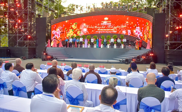 Khai mạc Ngày hội "Xuân đoàn kết - Tết nghĩa tình" tại Công viên Văn hóa Đầm Sen vào chiều 31-1 - Ảnh: Quảng Đạo/BGN