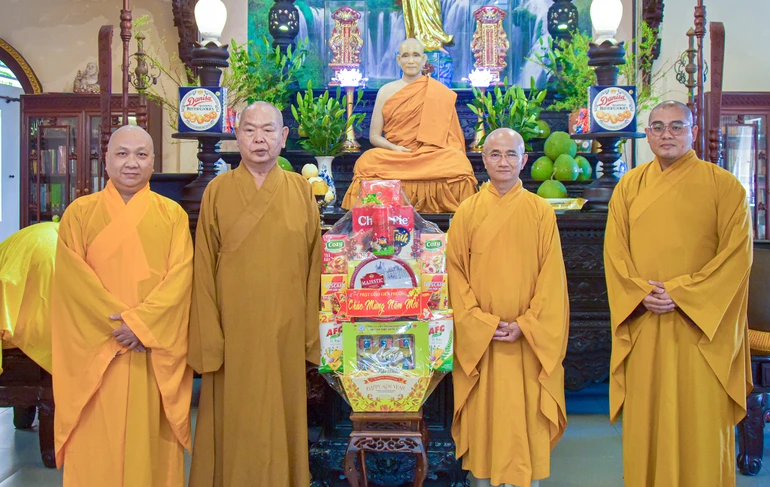Đại diện Phật giáo liên phường Bình Đông, Chánh Hưng, Phú Định (TP.HCM) chúc Tết Thượng tọa Thích Thiện Quý tại chùa Liên Hoa (TP.HCM) - Ảnh: Quảng Đạo/BGN
