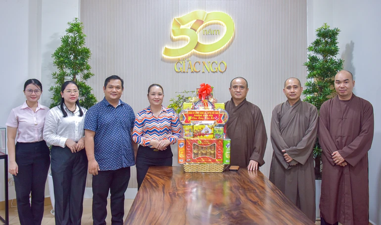 Đoàn lãnh đạo Đảng ủy - HĐND - UBND - Ủy ban MTTQVN phường Xuân Hòa thăm Báo Giác Ngộ vào chiều 5-2 - Ảnh: Quảng Đạo/BGN