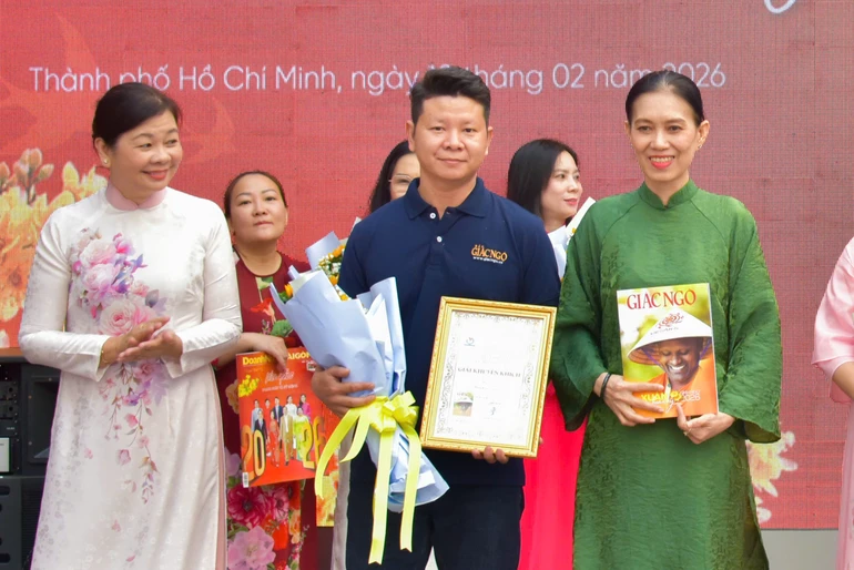 Đại diện Báo Giác Ngộ nhận giải khuyến khích bìa báo Xuân Bính Ngọ năm 2026