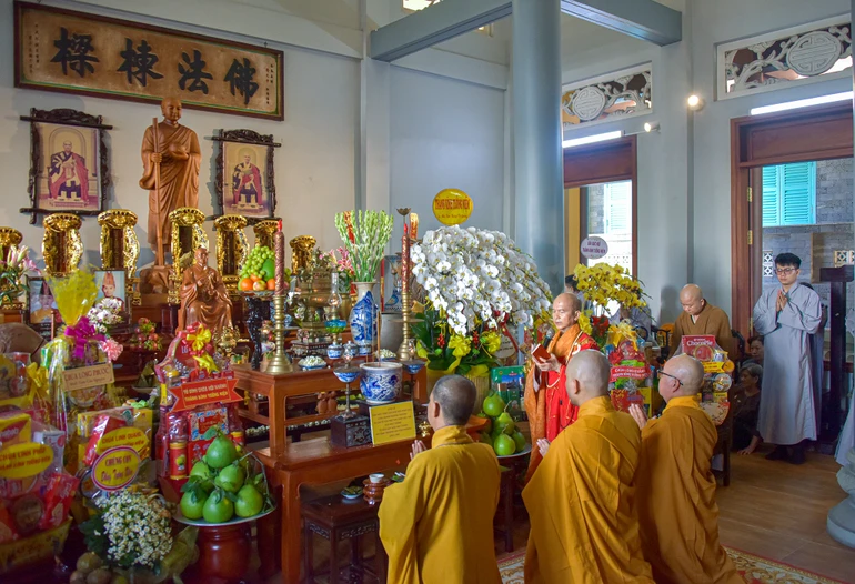 Môn đồ pháp quyến thành kính tưởng niệm Giác linh Đại lão Hòa thượng Thích Đạt Thanh, tại chùa Long Quang - Ảnh: Quảng Đạo/BGN