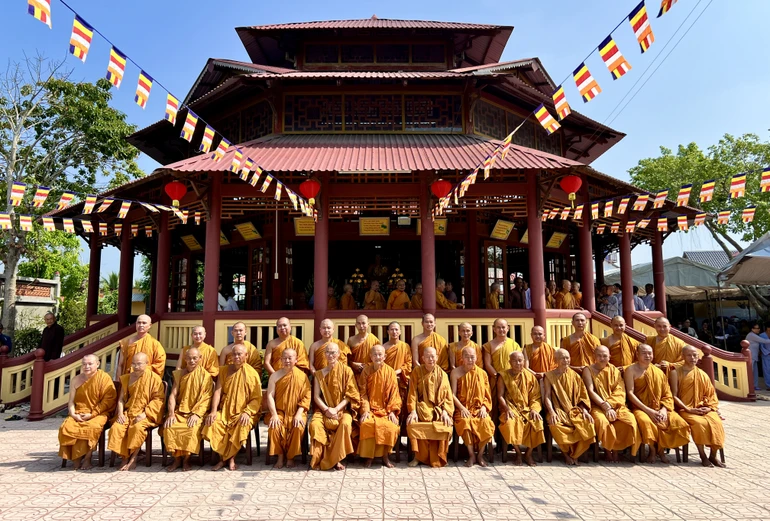 Chư Tăng lưu niệm trước chánh điện tịnh xá Pháp Đăng (X.An Bình, tỉnh Vĩnh Long) sau thời gian dài xây dựng - Ảnh: Quảng Đạo/BGN