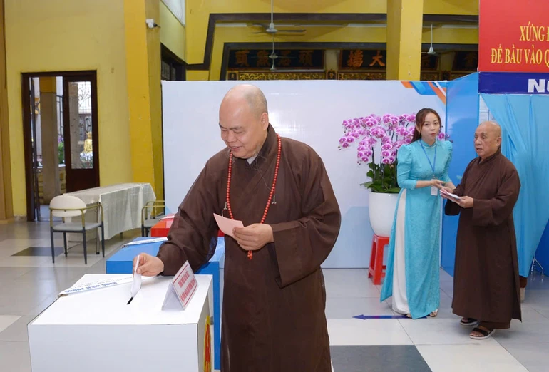 Thượng tọa Thích Thanh Phong bỏ phiếu bầu đại biểu Quốc hội và Hội đồng Nhân dân các cấp tại điểm số 7 (P.Xuân Hòa, TP.HCM) - Ảnh: Bảo Toàn/BGN