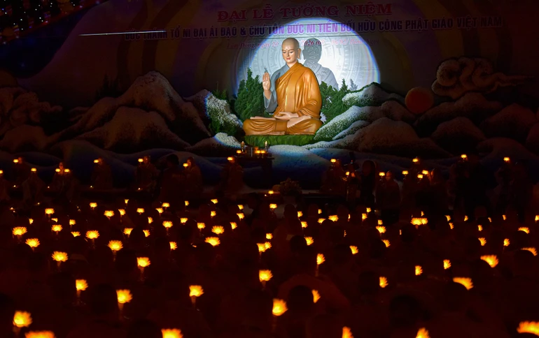 Những ngọn nến được chư Ni thắp lên mang theo lòng thành kính, sự biết ơn của hàng hậu bối dâng lên Đức Thánh Tổ Ni Đại Ái Đạo tại Quảng trường Lâm Viên - Ảnh: Quảng Đạo/BGN