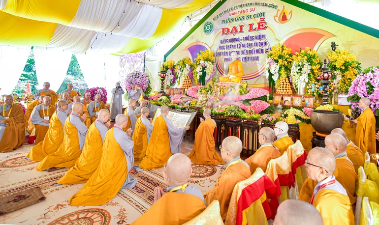Phân ban Ni giới Phật giáo tỉnh Lâm Đồng dâng văn chúc tán Đức Thánh Tổ Ni Đại Ái Đạo, chư tôn đức Ni tiền bối hữu công Việt Nam tại chùa Phước Huệ - Ảnh: Quảng Đạo/BGN