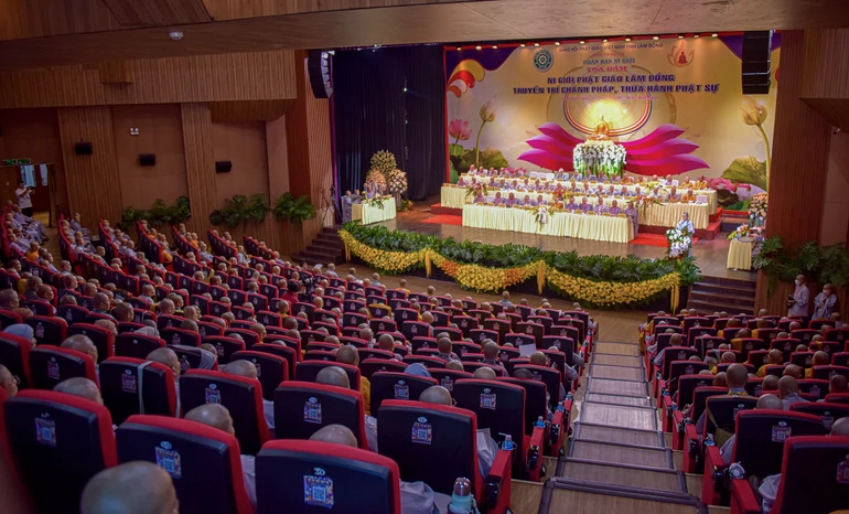 Toàn cảnh Tọa đàm “Ni giới Lâm Đồng: Truyền trì chánh pháp – Thừa hành Phật sự” diễn ra tại Hội trường Opera - Quảng trường Lâm Viên chiều 23-3 - Ảnh: Quảng Đạo/BGN
