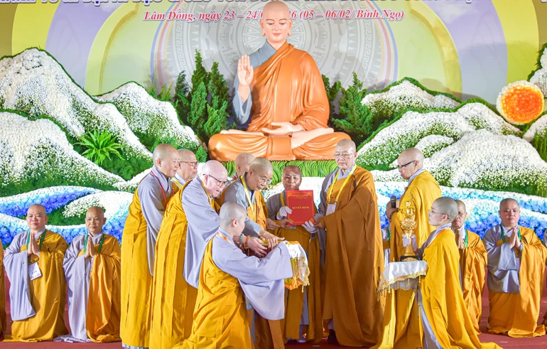 Chư Ni trưởng Phân ban Ni giới T.Ư, Phân ban Ni giới tỉnh Lâm Đồng trao biểu tượng và cờ luân lưu đến Phân ban Ni giới tỉnh Quảng Trị, đơn vị đăng cai tổ chức đại lễ vào năm 2027 - Ảnh: Quảng Đạo/BGN