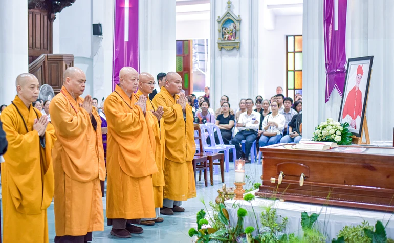 Hòa thượng Thích lệ Trang cùng thành viên phái đoàn Ban Thường trực Ban Trị sự GHPGVN TP.HCM trước linh cữu của ngài Hồng y Gioan Baotixita Phạm Minh Mẫn - Ảnh: Quảng Đạo/BGN
