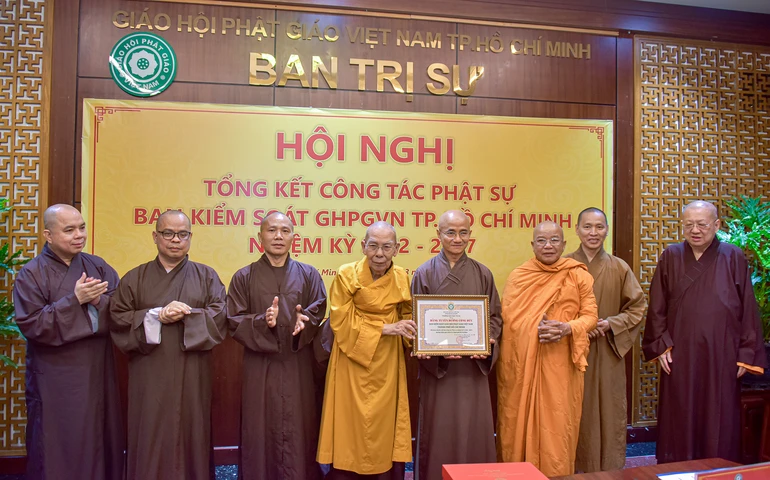 Ban Trị sự GHPGVN TP.HCM trao Bằng tuyên dương công đức đến tập thể Ban Kiểm soát TP.HCM - Ảnh: Quảng Đạo/BGN