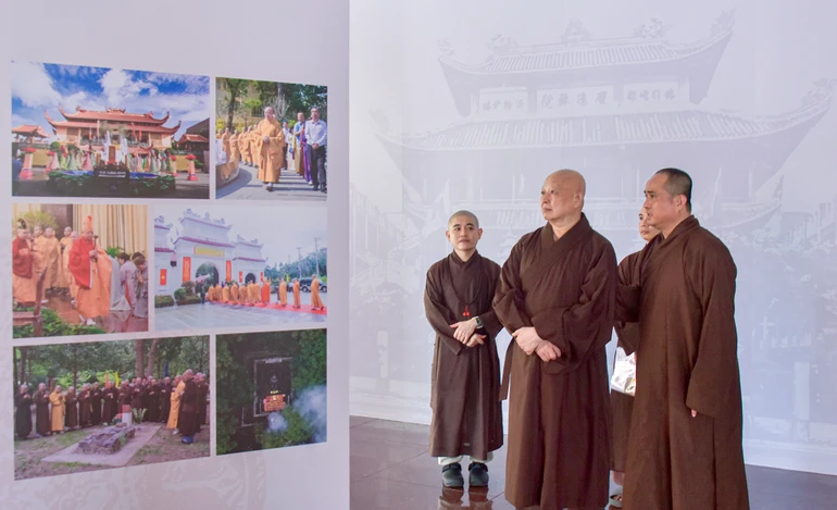 Hòa thượng Thích Lệ Trang khảo sát không gian tổ chức triển lãm "45 năm Giáo hội Phật giáo Việt Nam: Phát triển cùng đất nước - Bước vào kỷ nguyên mới - Ảnh: Quảng Đạo/BGN
