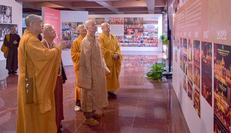 Đại lão Hòa thượng Thích Trí Quảng cùng chư vị lãnh đạo Phật giáo TP.HCM nhìn lại chặng đường phát triển của GHPGVN qua các thời kỳ tại triển lãm "45 năm Giáo hội Phật giáo Việt Nam: Phát triển cùng đất nước - Bước vào kỷ nguyên mới" - Ảnh: Quảng Đạo/BGN