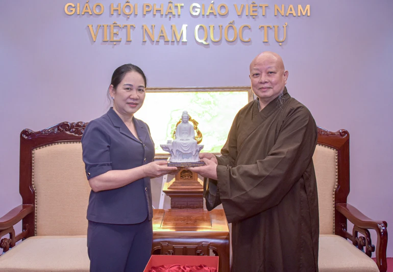 Hòa thượng Thích Lệ Trang trao tặng bức tượng Bồ-tát Quán Thế Âm đến bà Nông Thị Hà, Thứ trưởng Bộ Dân tộc và Tôn giáo - Ảnh: Quảng Đạo/BGN