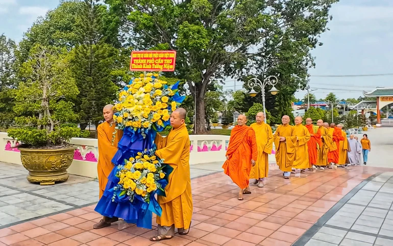 Ban Thường trực Ban Trị sự, Ban Tổ chức Đại hội, chư Tăng Ni đại biểu trang nghiêm dâng hương, đặt vòng hoa tưởng niệm tại Nghĩa trang Liệt sĩ TP.Cần Thơ - Ảnh: Quảng Đạo/BGN