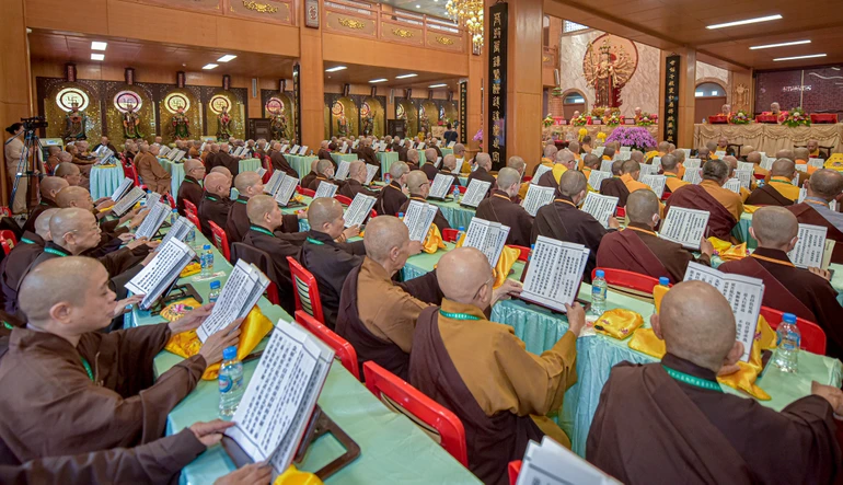 Khóa lễ cầu nguyện hòa bình thế giới do Hội Phật giáo Hoa Tăng thế giới cùng Ban Đại diện Phật giáo người Hoa TP.HCM tổ chức tại chùa Thảo Đường - Ảnh: Quảng Đạo/BGN