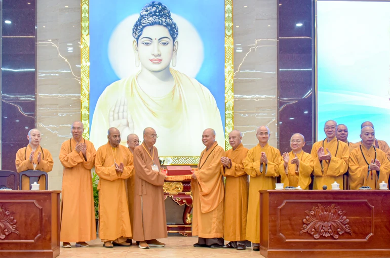 Thượng tọa Thích Thanh Phong tặng quà lưu niệm của Ban Trị sự GHPGVN TP.HCM đến phái đoàn Hội Phật giáo Hoa Tăng thế giới - Ảnh: Quảng Đạo/BGN