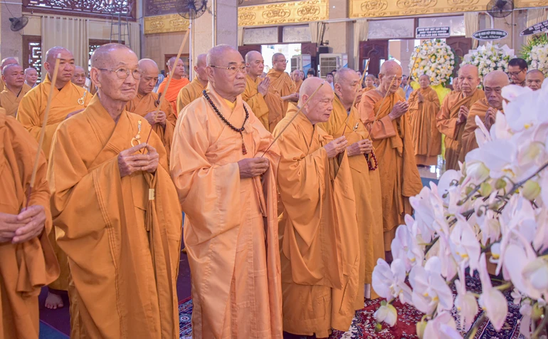 Chư vị giáo phẩm lãnh đạo Trung ương Giáo hội viếng tang Trưởng lão Hòa thượng Thích Giác Tường tại pháp viện Minh Đăng Quang vào sáng 6-5 - Ảnh: Quảng Đạo/BGN