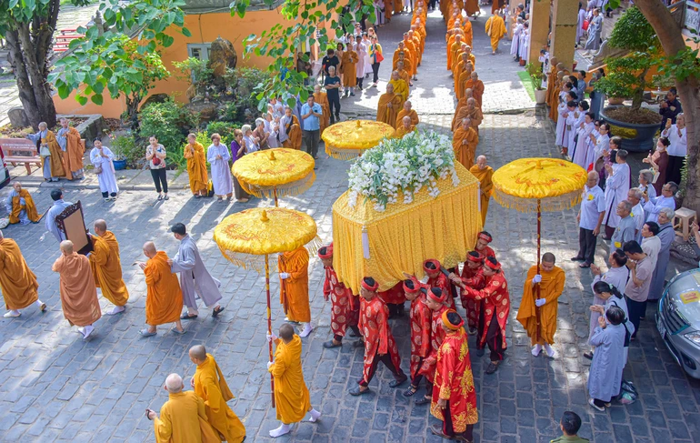 Kim quan Trưởng lão Hòa thượng Thích Giác Tường rời Giác linh đường tại pháp viện Minh Đăng Quang đến nơi trà-tỳ trong niềm tiếc thương vô hạn của Tăng Ni, tín đồ Phật tử - Ảnh: Quảng Đạo/BGN