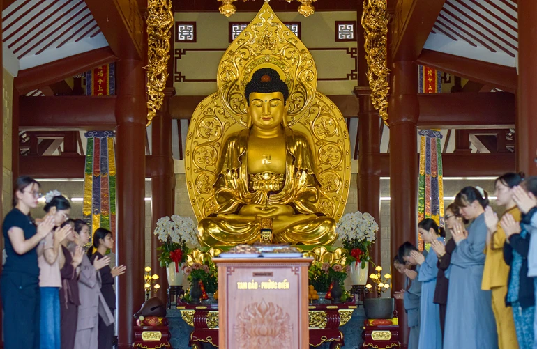 Lắng lòng thanh tịnh trước khi thực hiện nghi lễ sám hối, phát nguyện quy y Tam bảo tại chánh điện chùa Phổ Quang - Ảnh: Quảng Đạo/BGN