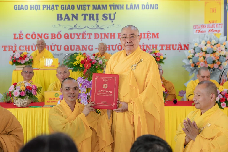 Hòa thượng Thích Minh Nhật trao quyết định bổ nhiệm trụ trì đến Đại đức Thích Nguyên Lượng