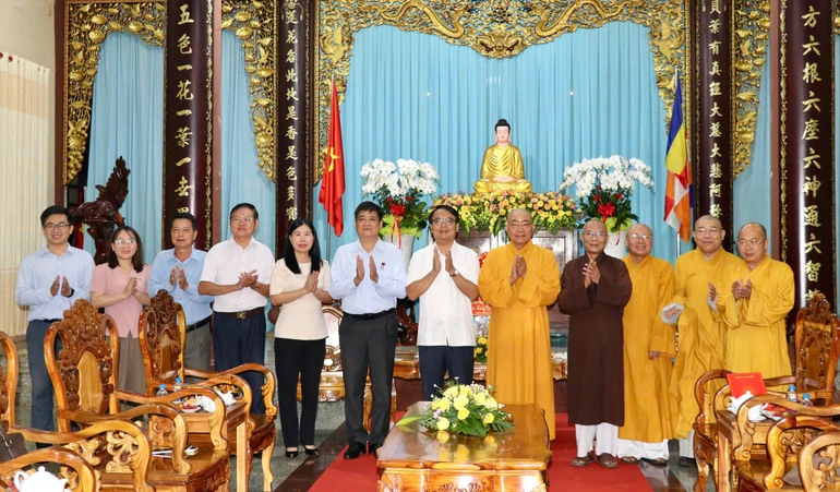 Đoàn lãnh đạo Tỉnh ủy tỉnh Lâm Đồng thăm, chúc mừng Đại lễ Phật đản Ban Trị sự GHPGVN tỉnh tại chùa Phật Ân