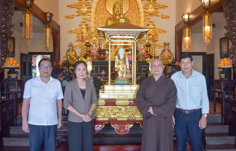 Lãnh đạo Ban Tôn giáo Chính phủ thăm Hòa thượng Thích Lệ Trang tại chùa Định Thành (P.Hòa Hưng, TP.HCM) - Ảnh: Quảng Đạo/BGN
