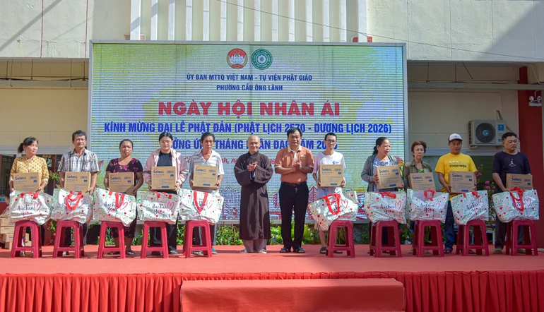 Lãnh đạo Ủy ban MTTQVN phường Cầu Ông Lãnh và các tự viện trên địa bàn trao quà đến người dân tại sự kiện “Ngày hội Nhân ái” diễn ra vào sáng 23-5 - Ảnh: Quảng Đạo/BGN