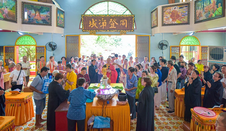Người Hoa TP.HCM thực hiện nghi thức Tắm Phật tại chùa Long Hoa (P.Phú Định) vào sáng mùng 8-4 Âm lịch - Ảnh: Quảng Đạo/BGN