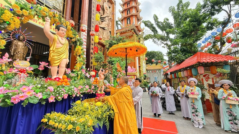 Chư Tăng cung thỉnh kim thân Đức Phật sơ sanh từ chánh điện quang lâm lễ đài phía trước sân chùa để thực hiện nghi lễ Tắm Phật truyền thống 