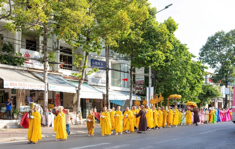 Lễ rước Phật Đản sanh và thắp sáng 7 đóa sen trên sông Cà Ty mùa Phật đản Phật lịch 2570 do Ban Trị sự GHPGVN tỉnh Lâm Đồng tổ chức