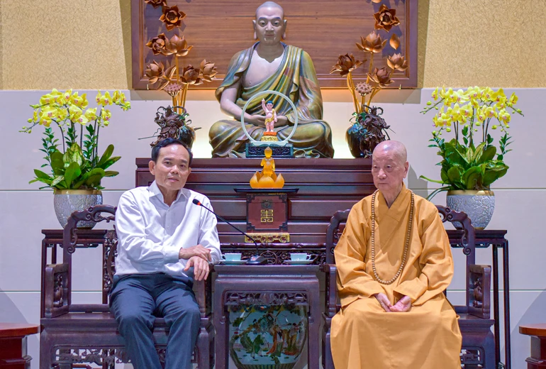 Bí thư Thành ủy TP.HCM Trần Lưu Quang vấn an và có lời chúc mừng đầy hoan hỷ đến Đức Pháp chủ GHPGVN - Đại lão Hòa thượng Thích Trí Quảng nhân dịp Đại lễ Phật đản PL.2570 - Ảnh: Quảng Đạo/BGN