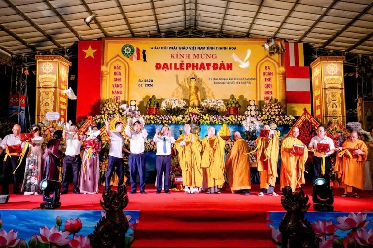 Ban Trị sự Phật giáo tỉnh Thanh Hóa cùng chính quyền thả bồ câu cầu nguyện hòa bình 