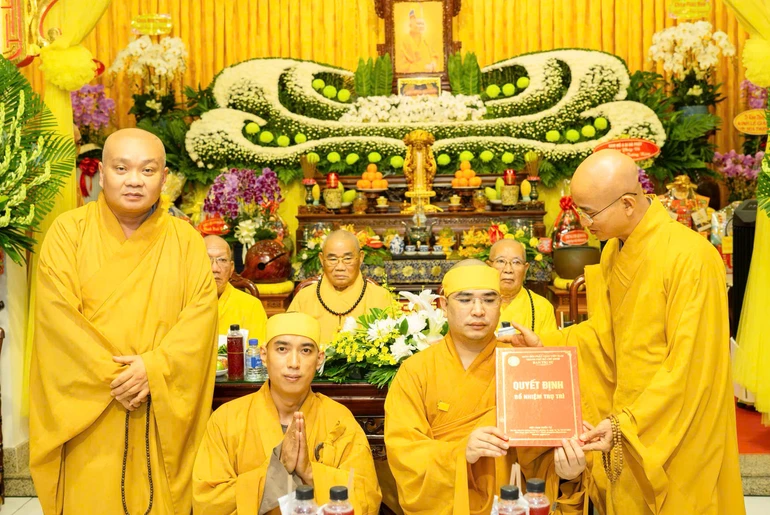 Thượng tọa Thích Thiện Quý trao quyết định bổ nhiệm trụ trì chùa Chơn Giác đến Đại đức Thích Trung Giảng