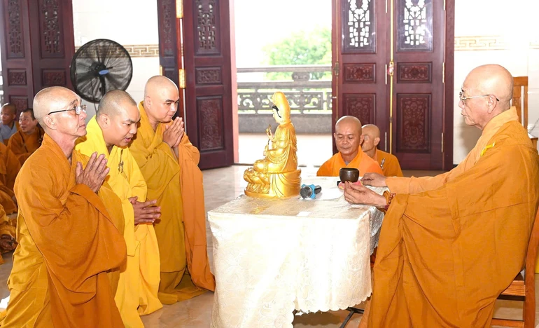 Chư Tăng cử hành nghi thức thọ pháp an cư theo truyền thống