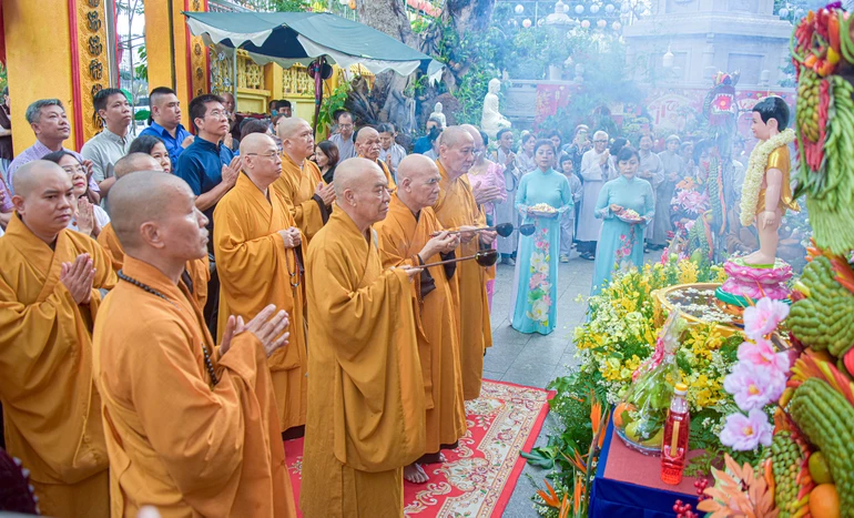 Chư Tăng cử hành khóa lễ Tắm Phật tại tổ đình Vạn Thọ - Ảnh: Quảng Đạo/BGN