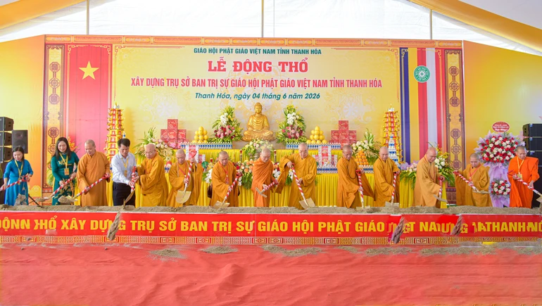 Ban Trị sự GHPGVN tỉnh Thanh Hóa thực hiện nghi thức động thổ xây dựng chùa Thiên Vương (X.Hoằng Lộc) - trụ sở Văn phòng Ban Trị sự Phật giáo tỉnh - Ảnh: Quảng Đạo/BGN