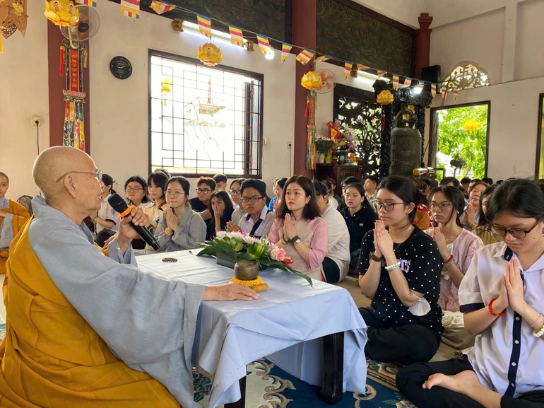 Ni trưởng Thích nữ Hạnh Ngọc khuyến tấn các em học sinh giữ gìn sức khỏe, biết an trú trong hiện tại và nuôi dưỡng sự bình tĩnh trước áp lực thi cử