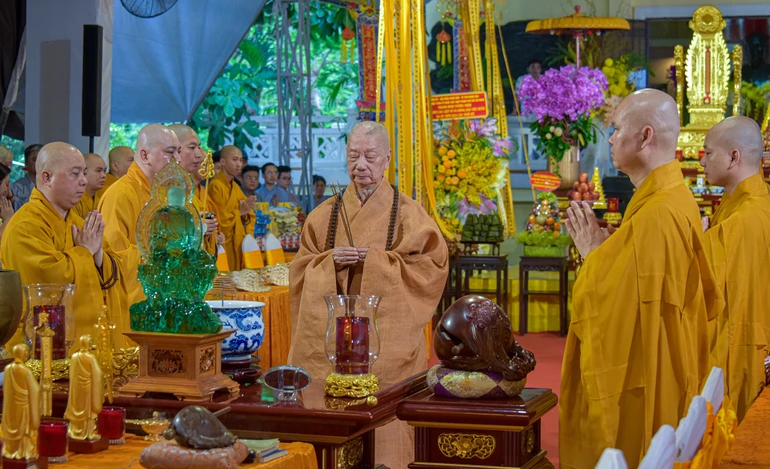 Đức Pháp chủ mặc niệm cầu nguyện anh linh các liệt sĩ, đồng bào yêu nước hy sinh trong chiến dịch Mậu Thân năm 1968 - Ảnh: Quảng Đạo/BGN