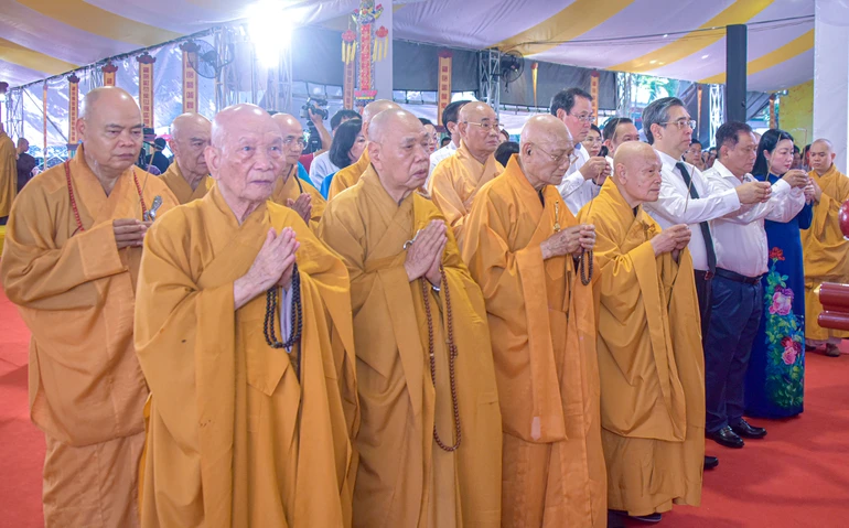 Chư tôn đức lãnh đạo GHPGVN cùng chính quyền TP.HCM dâng hương tưởng niệm các liệt sĩ, đồng bào yêu nước hy sinh tại Công viên Lê Thị Riêng (Nghĩa trang Đô Thành cũ) - Ảnh: Quảng Đạo/BGN