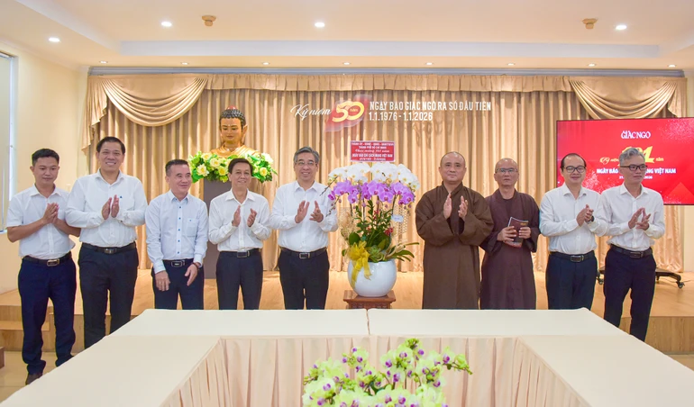 Thượng tọa Thích Tâm Hải cùng các thành viên Ban Biên tập nhận hoa chúc mừng của Thành ủy TP.HCM nhân dịp kỷ niệm 101 năm Ngày Báo chí Cách mạng Việt Nam (21-6-1925 - 21-6-2026) - Ảnh: Quảng Đạo/BGN