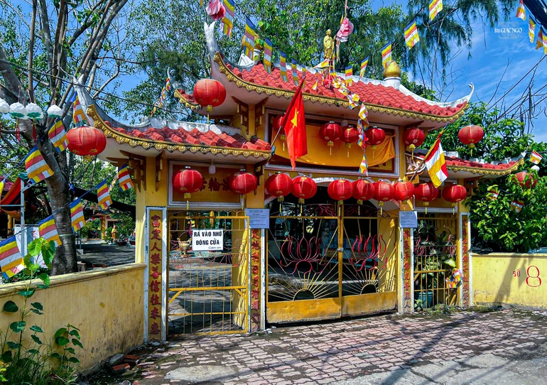 Chùa Định Lâm hiện đang đóng cửa, không tiếp khách, bảng hiệu chùa được phủ tấm vải để che đi tên hiệu 