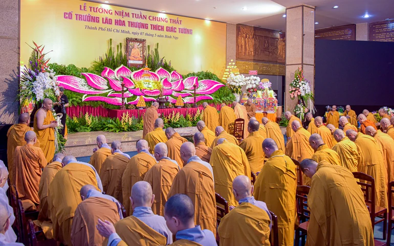 Chư vị giáo phẩm Hội đồng Chứng minh, chư tôn đức Tăng Ni dâng hương tưởng niệm Trưởng lão Hòa thượng Thích Giác Tường - Ảnh: Quảng Đạo/BGN