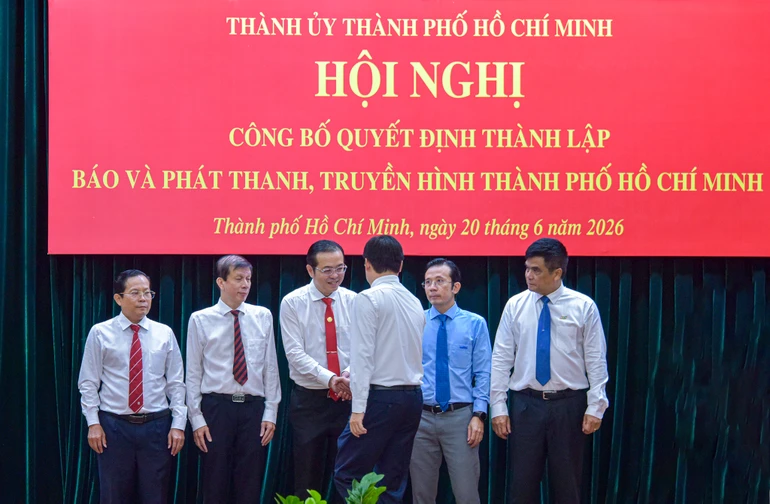 Ông Lê Văn Minh, Thành ủy viên, Bí thư, Chủ tịch HĐND phường Diên Hồng được bổ nhiệm làm Tổng Giám đốc Báo và Phát thanh, Truyền hình TP.HCM - Ảnh: Quảng Đạo/BGN